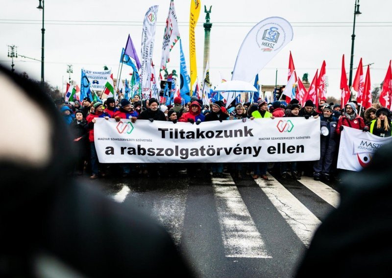 Mađari prosvjedovali protiv Orbanova zakona o prekovremenim satima