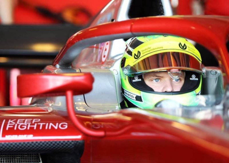 Trenutak koji smo dugo čekali: Schumacher za volanom Ferrarijevog F1 bolida