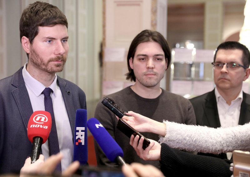 Obrat u Živom zidu: Pernar još jutros tvrdio da ostaje u dvije stranke, poslijepodne da napušta Abecedu demokracije