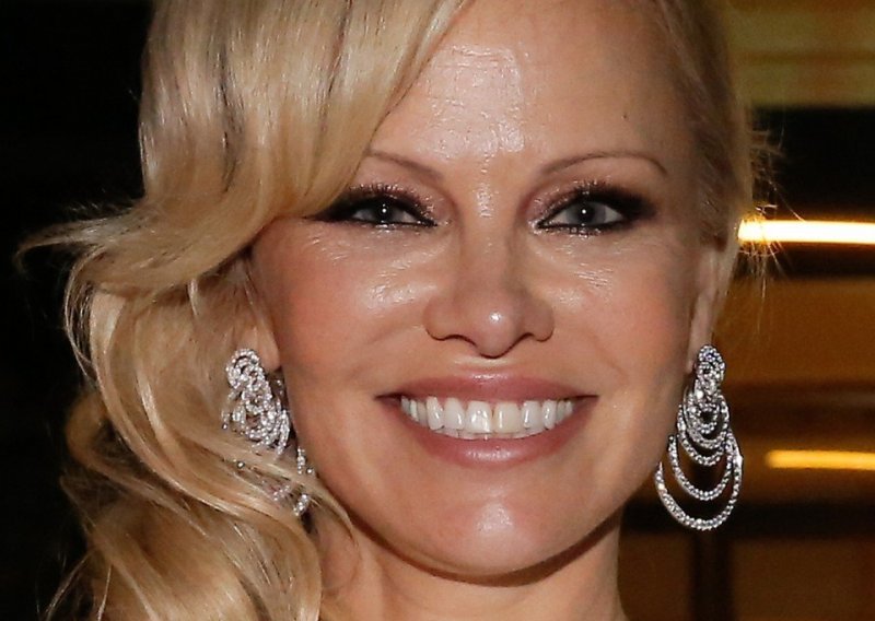 Pamela Anderson zbunila Twitter objavom o Hrvatskoj: Koje je to vijesti gledala?