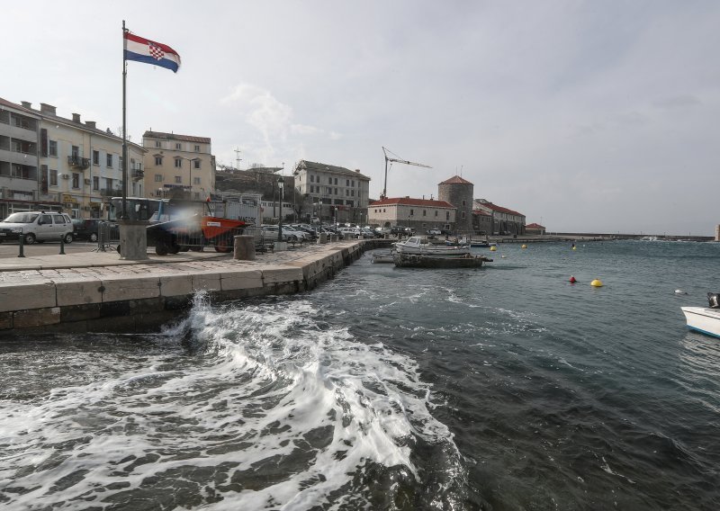 Snijeg zabijelio Brač, pomaže u gašenju požara u Muću, bura paralizirala promet