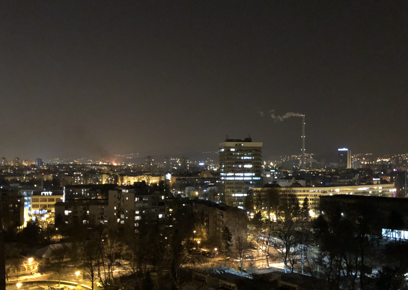 Ugašen požar u skladištu građevinskog materijala u Zagrebu