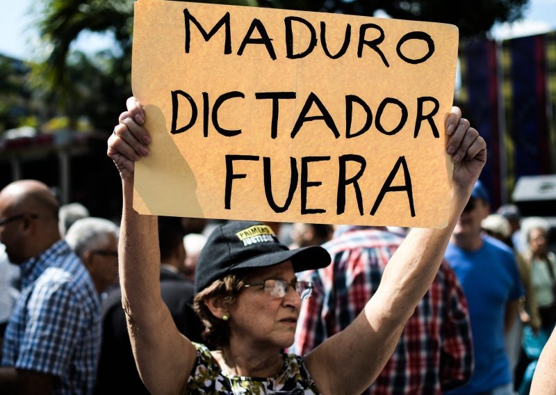 Gomila se američka pomoć Venezueli, Maduro obećao da će je blokirati