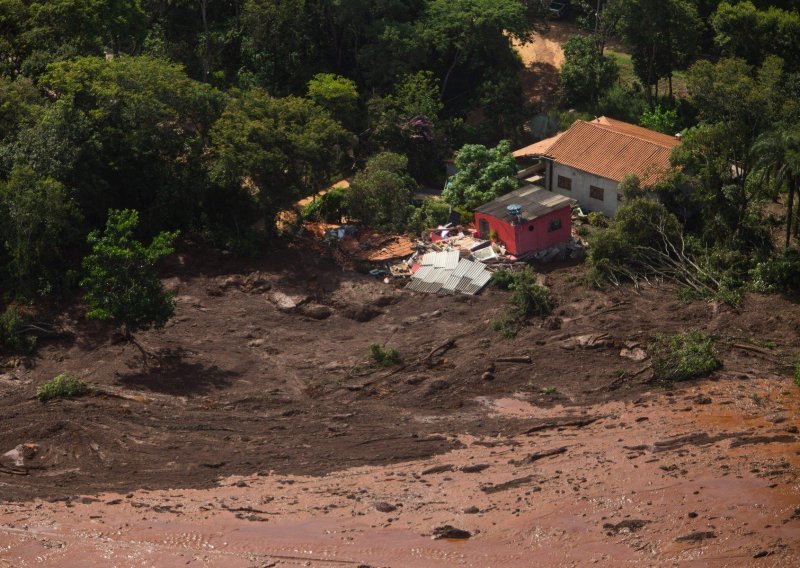 Broj mrtvih nakon puknuća brane u Brazilu popeo se na 65