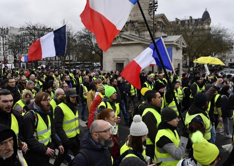 Tisuće 'žutih prsluka' i ovaj vikend okupirale ulice francuskih gradova