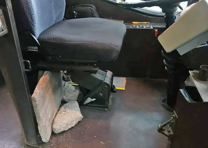 Dok ne stignu nova vozila vozač autobusa u Splitu visinu sjedala namješta - gredama i stijenama!