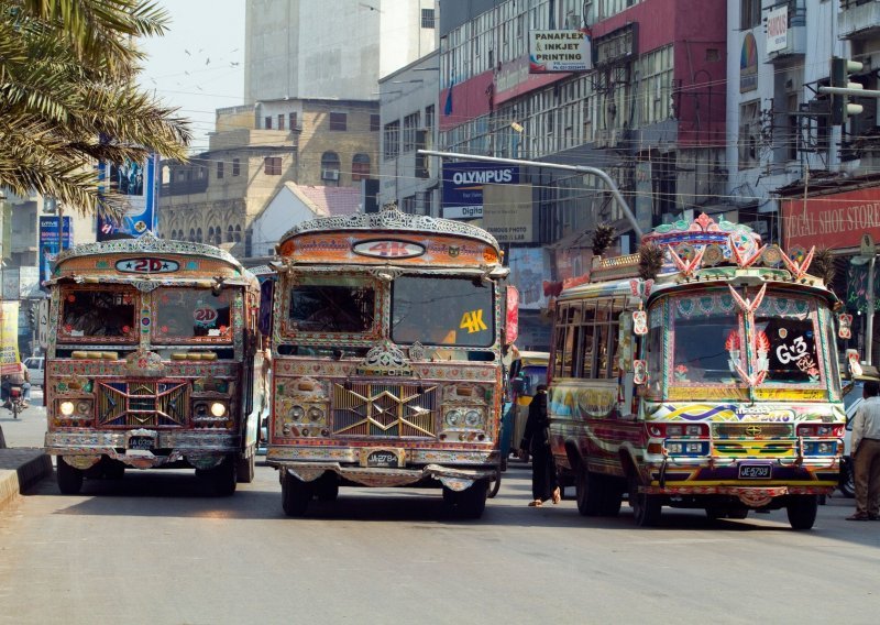 Pakistanski autobusi prava su umjetnička djela
