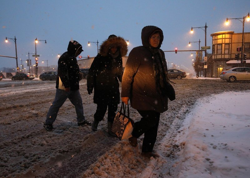 [FOTO] Rekordna polarna hladnoća stiže u SAD, proglašene su izvanredne mjere i zatvorene škole