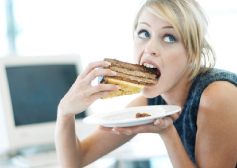Zašto nije dobro jesti na radnom mjestu