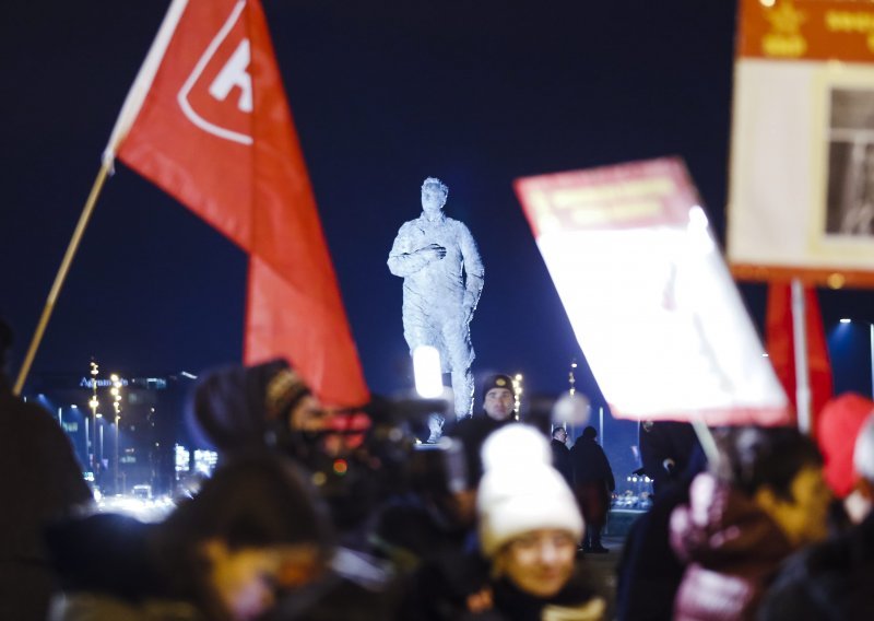 Prosvjed kod spomenika Tuđmanu u znak podrške mladom vandalu koji je nacrtao srp i čekić