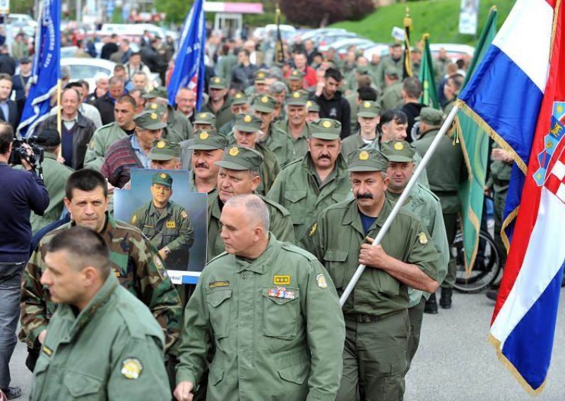 War veterans march in support of three generals