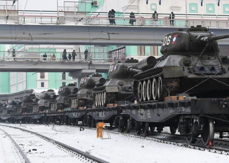 Ruska divizija nabavila 30 legendarnih tenkovskih oldtajmera za potrebe filma i parada