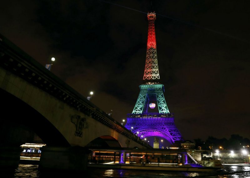 Želite Eiffelov toranj u bojama Hrvatske? Nemojte danas koristiti #CRO