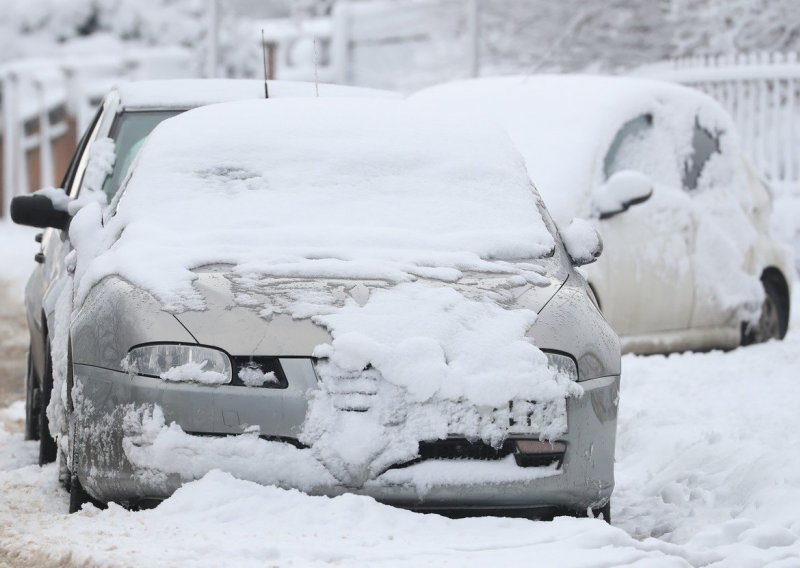 Tisuće vozila zaglavilo u snijegu na autocesti, vatrogasci spasili 200 vozača