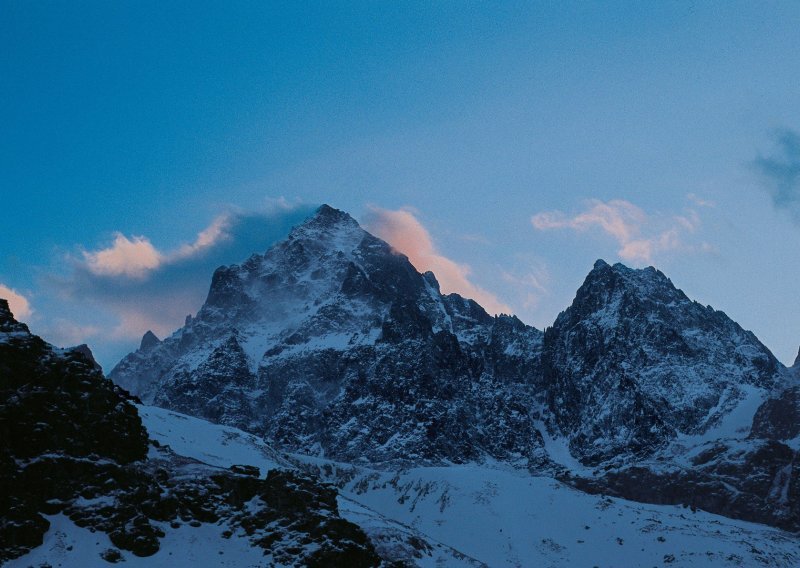Jedan mrtav, dvoje ozlijeđenih u lavini u francuskim Alpama