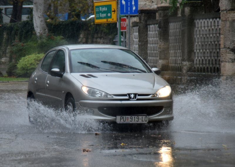 Grmljavinsko nevrijeme i obilna kiša u Puli i na Labinštini