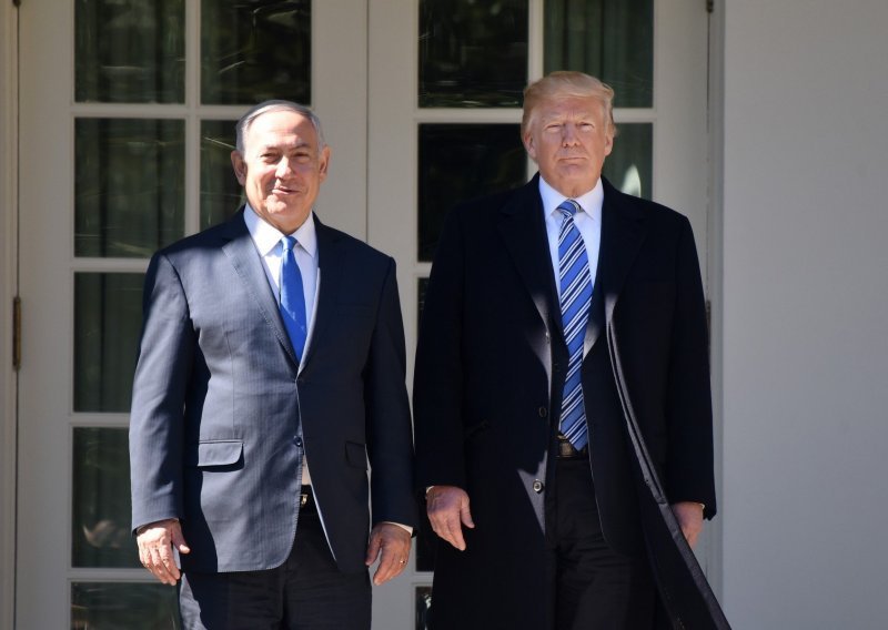 Osvanuo ogroman plakat Trumpa s izraelskim premijerom: 'Netanyahu. U višoj ligi'
