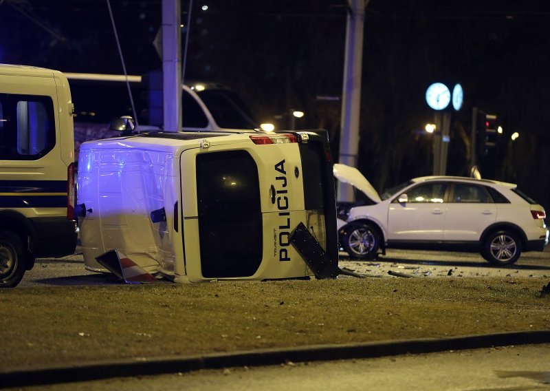 Policijski kombi pod rotirkama projurio kroz 'crveno' i sudario se s drugim automobilom