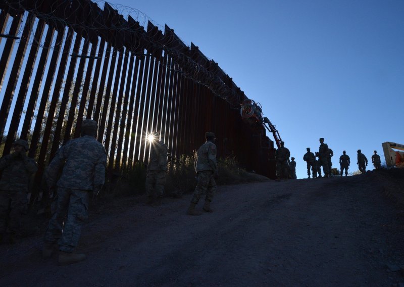 Pentagon gomila vojsku na granici s Meksikom