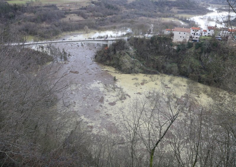 Zbog obilne kiše, bijeli mulj, mutna voda i smeće završili u rijeci Pazinčici