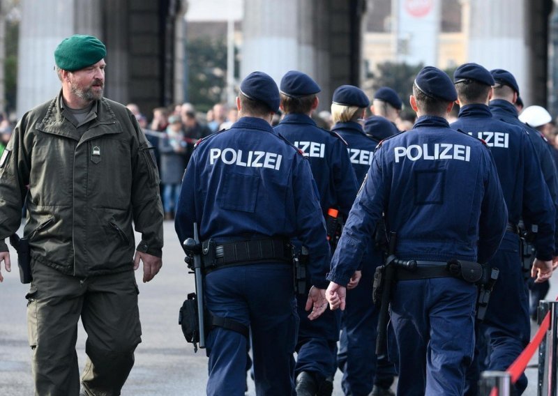 Slovenija predlaže Austriji zajedničke policijske ophodnje na granici