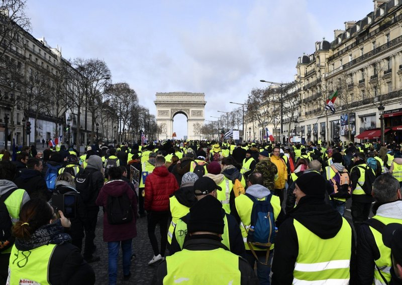 Opet kaos u Parizu: Pripadniku Žutih prsluka teško ozlijeđena ruka