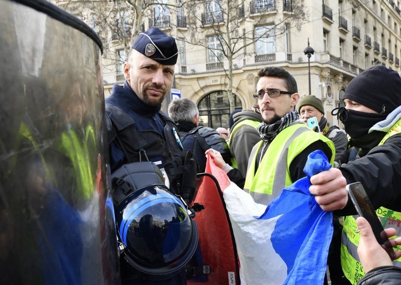 Macron najavio nove mjere: Na ulice izvodi vojsku kako bi rasteretio policiju u prosvjedima žutih prsluka