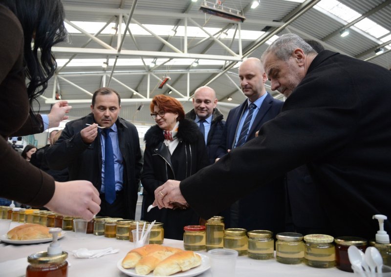 Tolušić i Bandić na pčelarskom sajmu u Bjelovaru, Višnja Pevec zapjevala