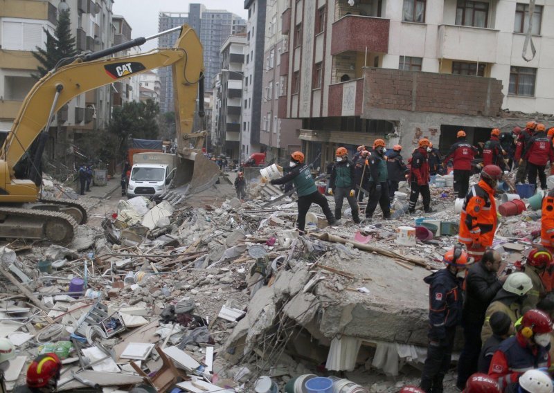 Broj mrtvih u rušenju osmerokatnice u Istanbulu porastao na 21