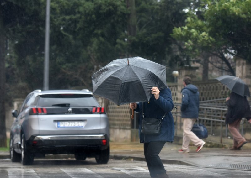 Nikamo bez kišobrana; čekaju nas pljuskovi i grmljavina