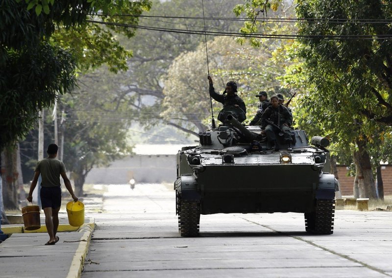 Sve teže u Venezueli: Prijeti nestašica hrane i lijekova, a Maduro gomila vojsku na granici