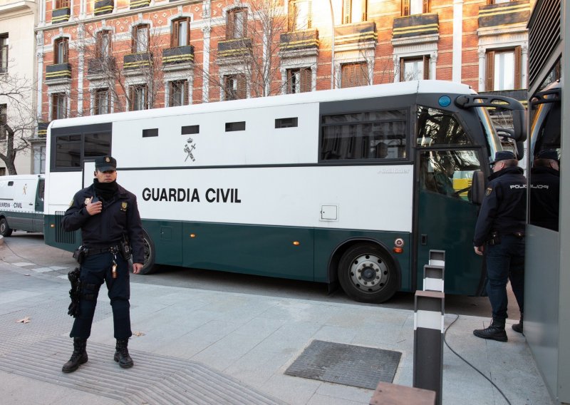 Prosvjednici u Barceloni blokiraju ceste zbog suđenja u Madridu