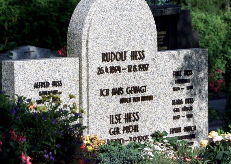 Uništen grob Rudolfa Hessa