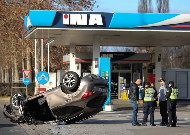 Nakon sudara auto se okrenuo na krov