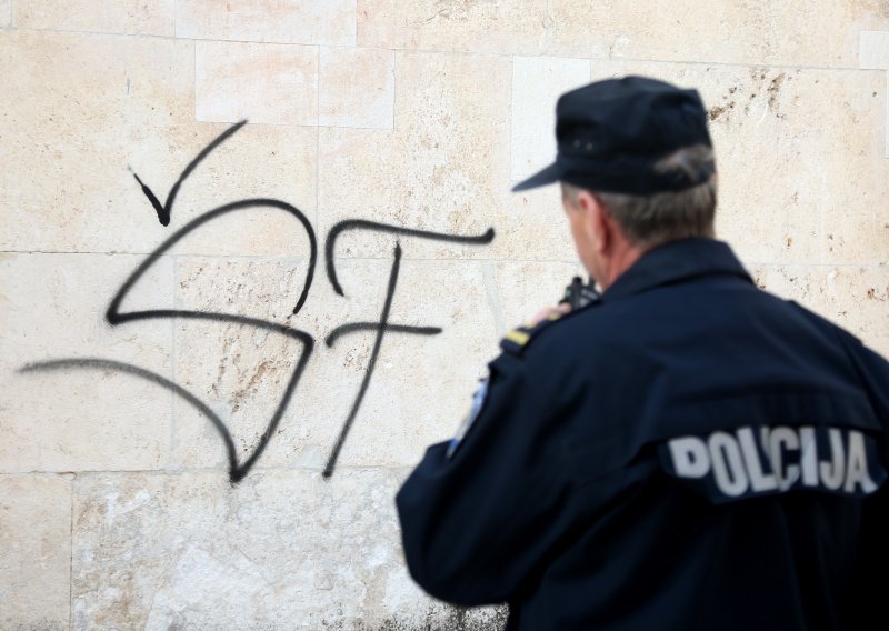 [FOTO/VIDEO] Vandali ne posustaju: Išarano pročelje šibenske katedrale