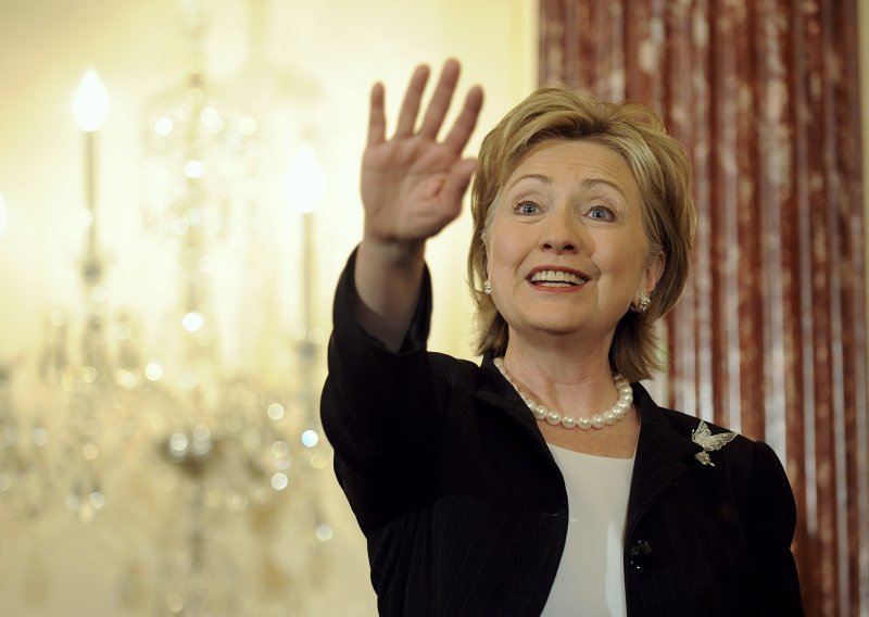 Hillary Clinton slomila lakat