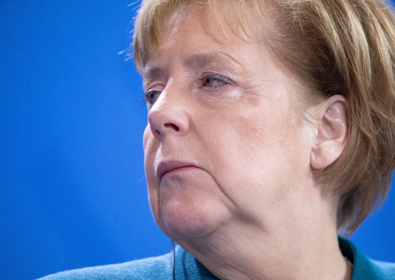 Merkel stala uz Junckera u sukobu s Victorom Orbanom