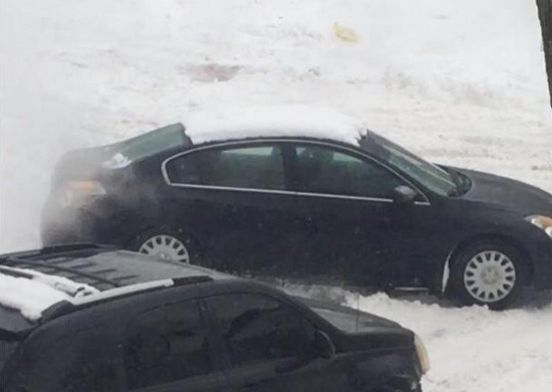 Njihanje pomaže kad automobil zapne u snijegu