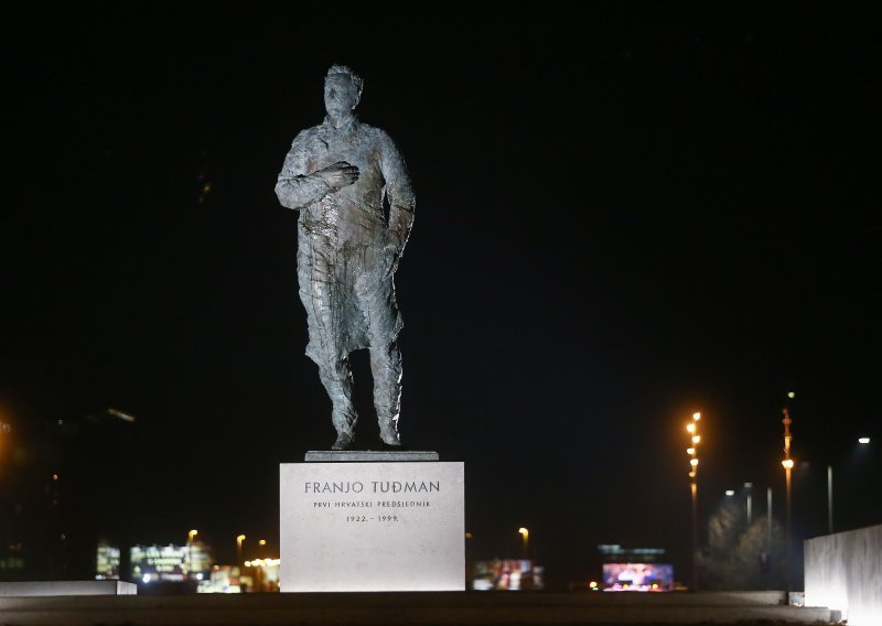 Na Tuđmanov spomenik bačena jaja, istraga u tijeku
