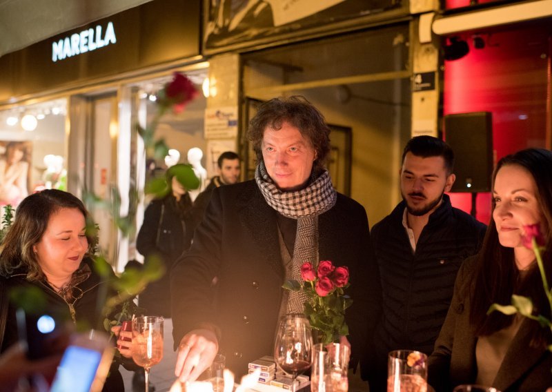 Tonči Huljić otkrio svoju romantičnu stranu i prisutnim damama podijelio ruže za Valentinovo