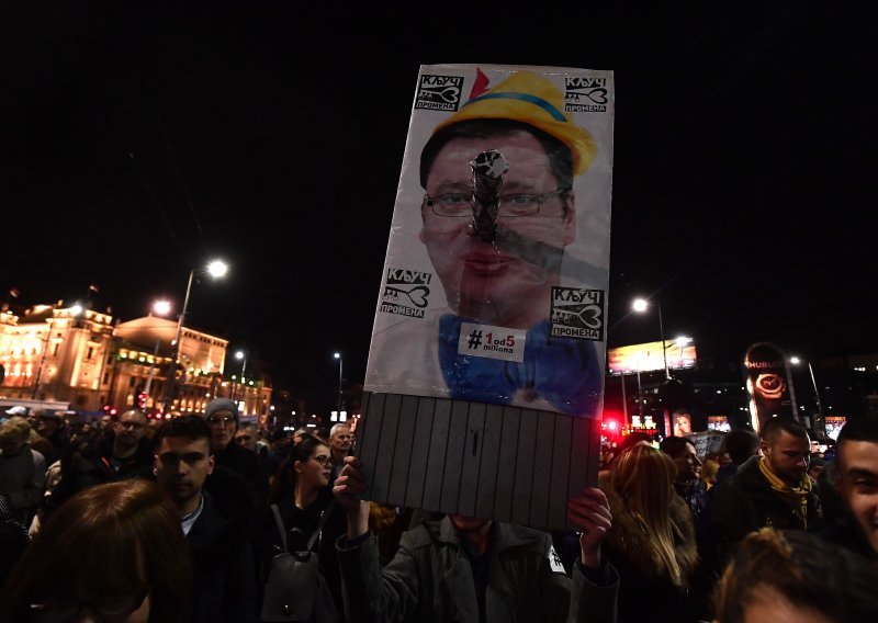 Prosvjednici Vučiću: Ti si demon prošlosti, ti si taj vuk koji je obukao demokratsku janjeću kožu!