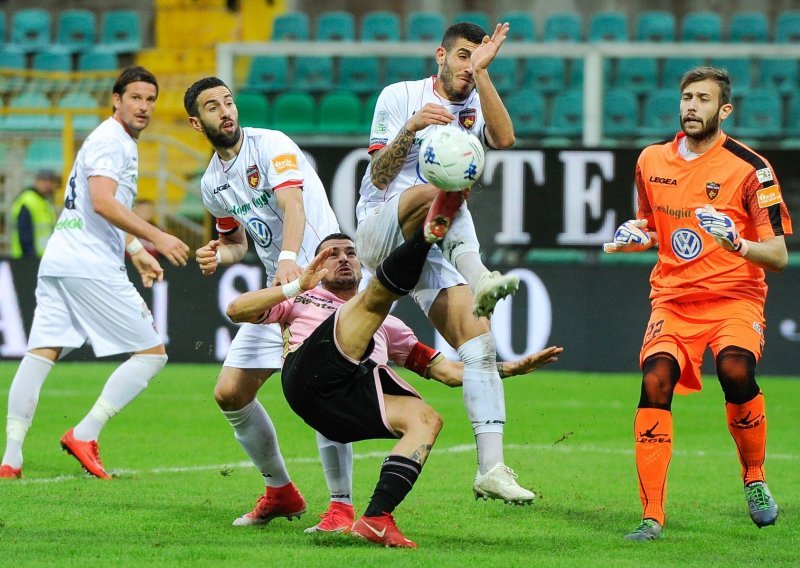 Nevjerojatne scene u Italiji; gosti na utakmicu stigli sa samo osam klinaca, domaći nastupili bez trenera...