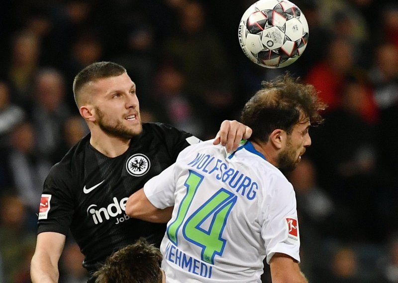 Rebić s Eintrachtom ispustio pobjedu u posljednjim minutama utakmice; Jedvaj i dalje 'zakucan' za klupu