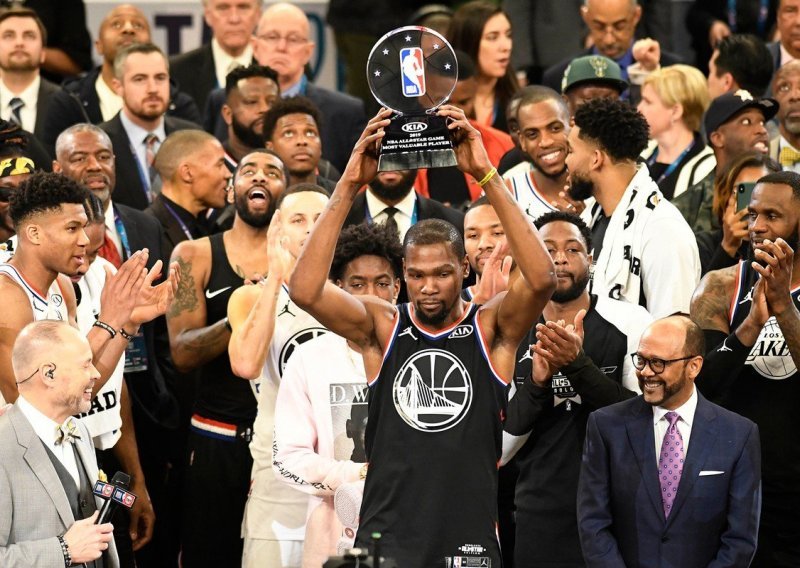 Pobjeda LeBronove momčadi s MVP-jem Durantom; postavljen novi nevjerojatan rekord u tricama
