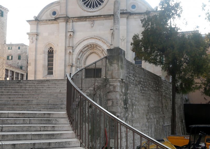 Revoltirani Šibenčani uzeli stvar u svoje ruke; oštećeni strojevi i temelji gradilišta ispred katedrale. Što se to događa?