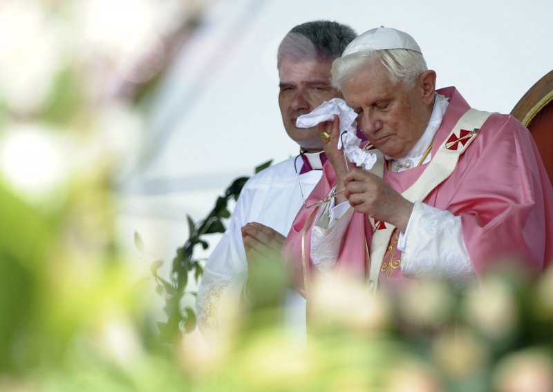Papa zatražio oprost zbog pedofilije!