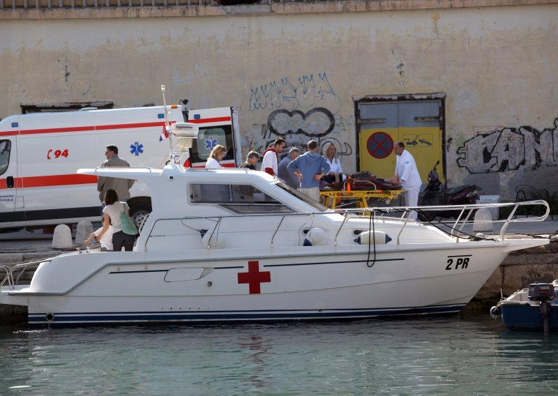 Brodicom po gustoj magli hitnim transportom s Ugljana u Zadar prevezena trudnica u visokoj trudnoći