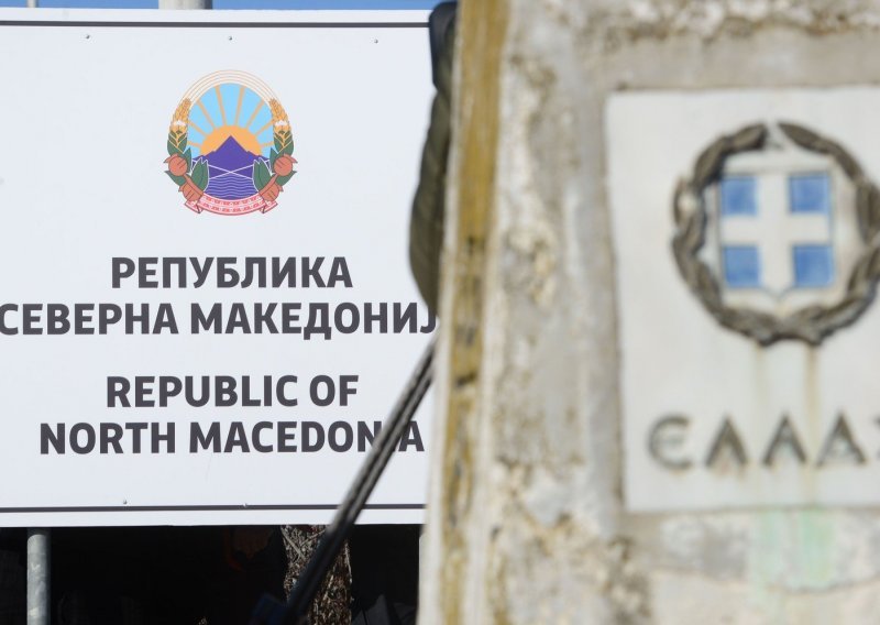 Makedonski policajci danonoćno dežuraju pored novih prometnih oznaka, a evo i zašto