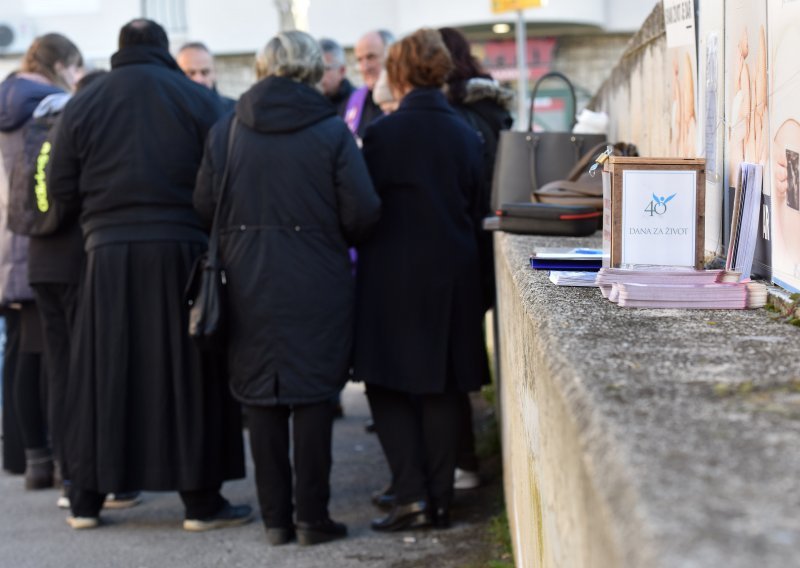 Hajdaš Dončić pitao, a evo što Vlada kaže o molitvama protiv abortusa pred bolnicama