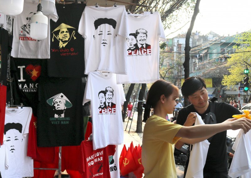 Hanoj dočekuje sjevernokorejskog diktatora, a majice s njegovim likom prodaju se nevjerojatnom brzinom